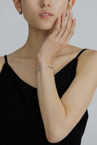 RENEE SWIRL LINE BRACELET – h'eres